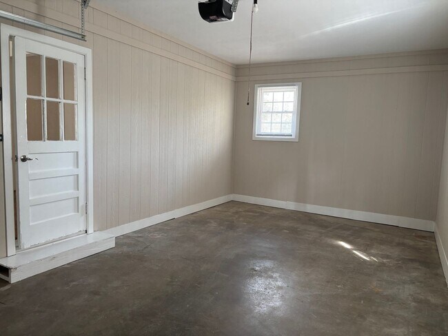 Building Photo - 3 BED, 2 BATH BRICK HOME IN ASHEBORO!