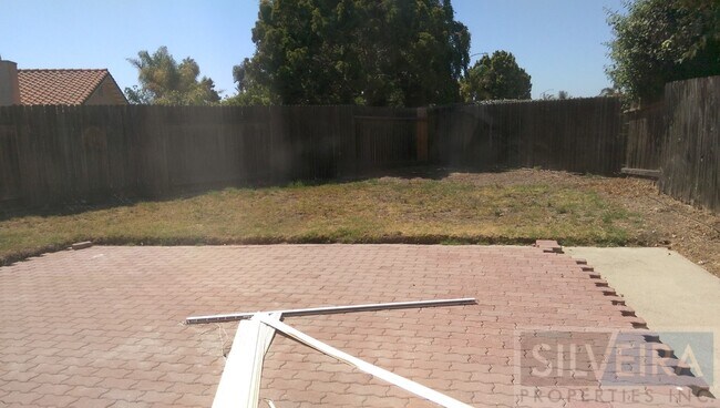 Building Photo - Captivating 3 bed 2 bath home in South Santa Maria.