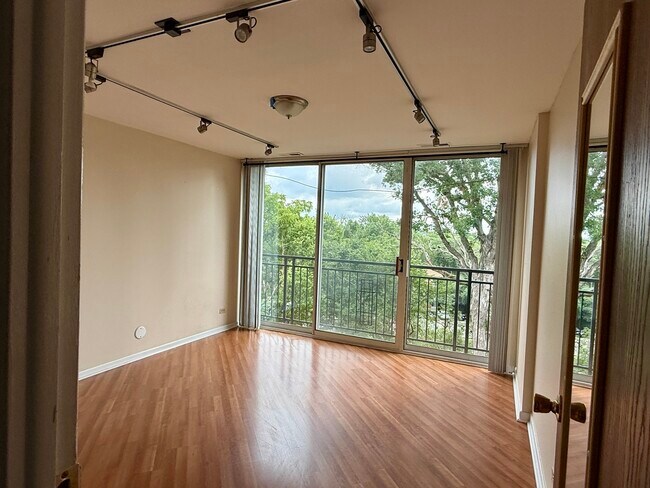 Building Photo - 5820 Oakwood Dr