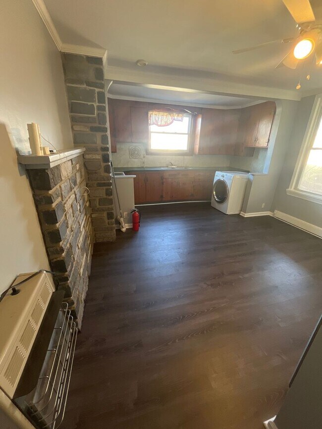 Building Photo - 829 Ferry St