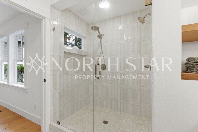 Building Photo - 592 9th St