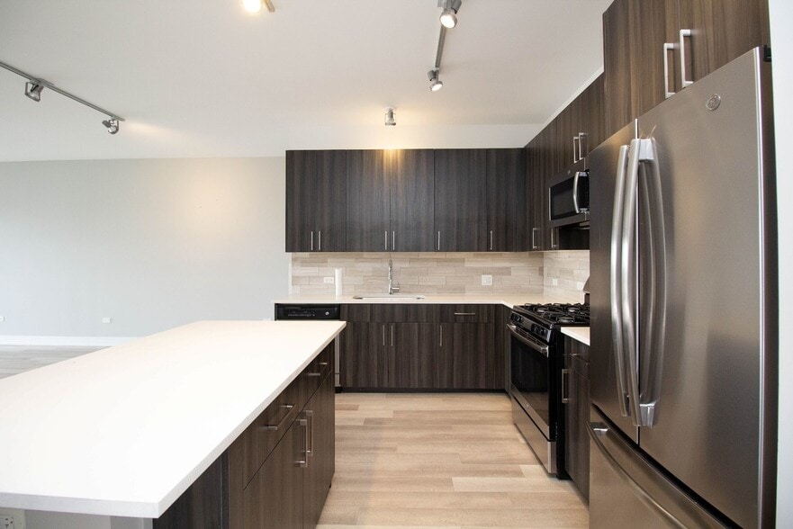 Building Photo - 1554 N Talman Ave