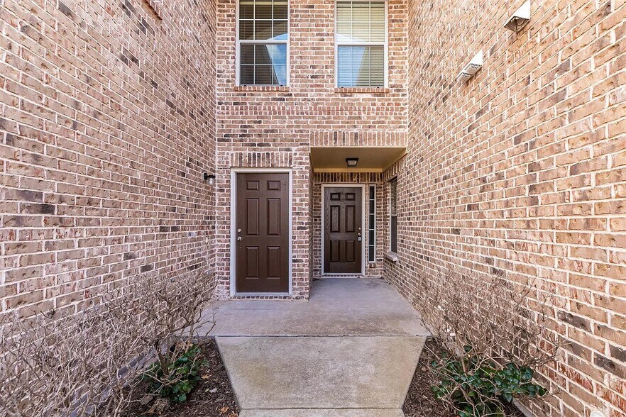 Building Photo - 9829 Fleetwood Dr