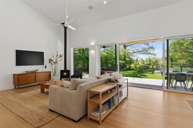 Building Photo - 6710 Soundview Ave