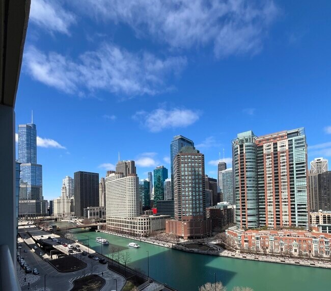 Building Photo - 420 E Waterside Dr