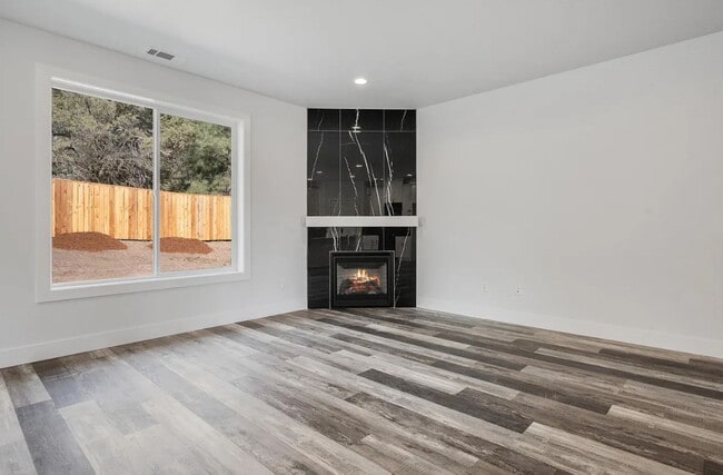 Building Photo - Coming Soon – Modern 3 Bedroom, 2 bath Home!