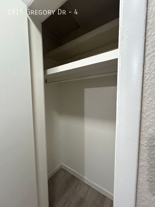 Building Photo - 1915 Gregory Dr