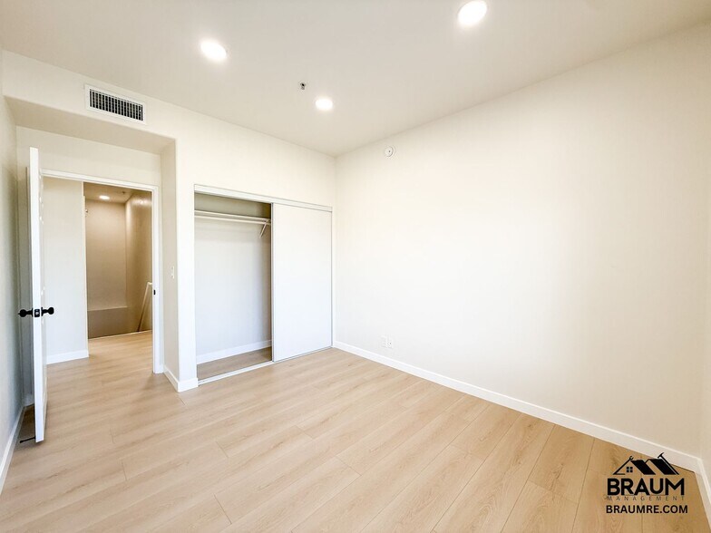 Building Photo - 11035 Moorpark St