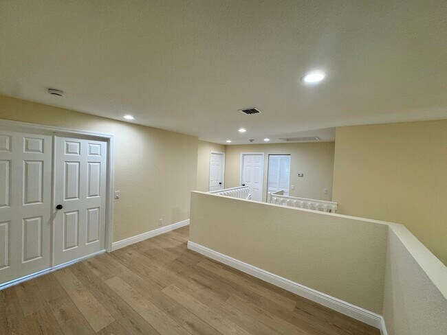 Building Photo - 898 Tulip Cir