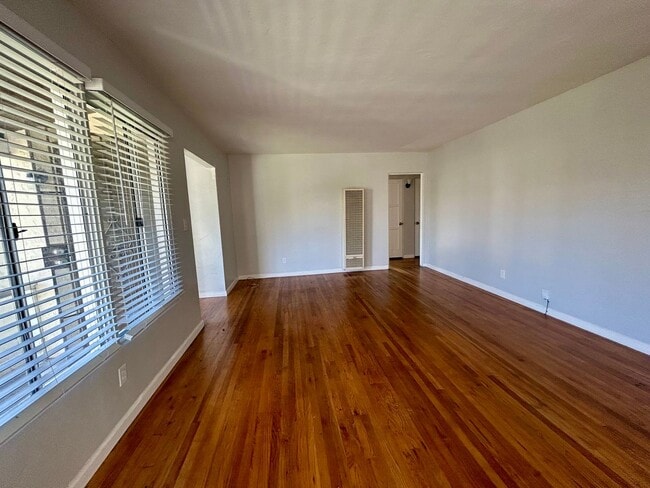 Building Photo - 3 Bedroom Charmer in the Heart of Pacific ...