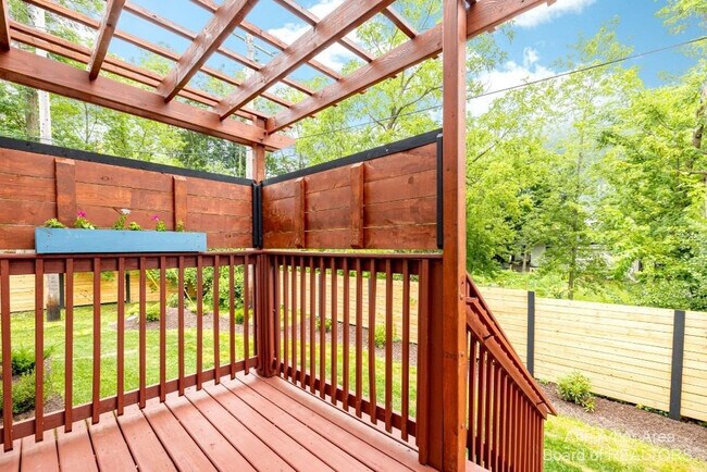 Building Photo - 2 Maple Vlg Ct