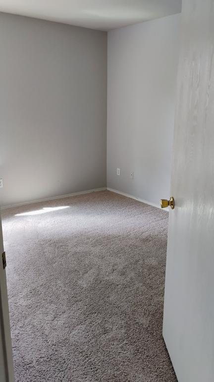 Building Photo - 1305 Village Garden Dr