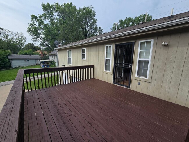 Building Photo - Huge three bedroom home available for rent