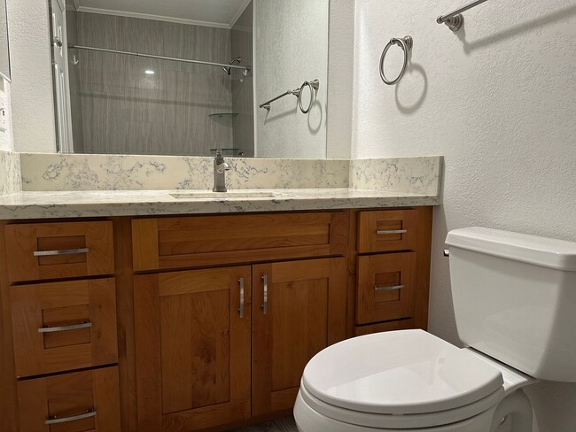 Building Photo - Charming Palolo Studio