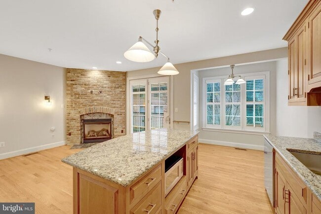 Building Photo - 229 Locust St SE