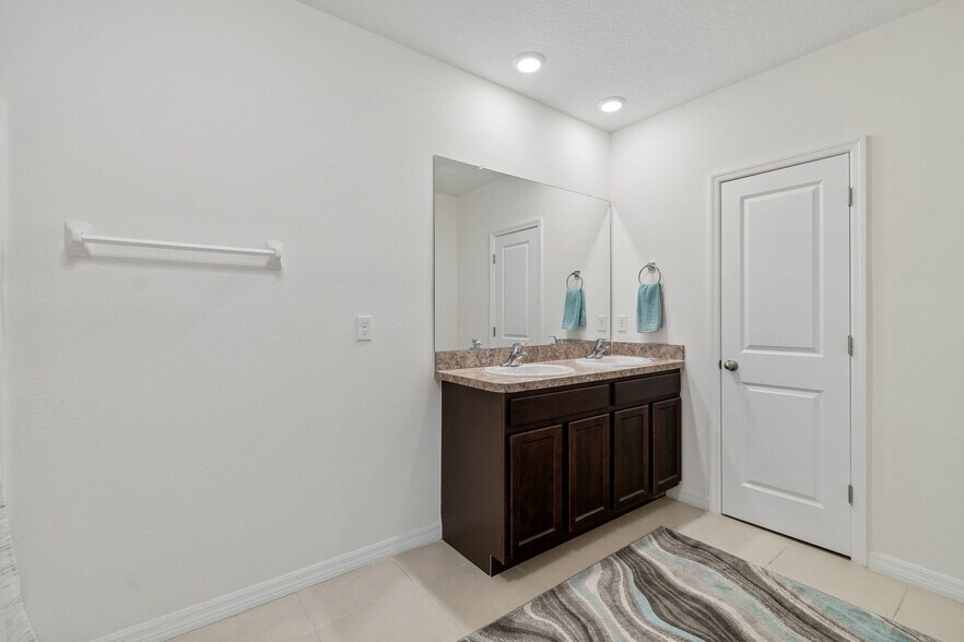 Building Photo - 17053 Oval Rum Dr