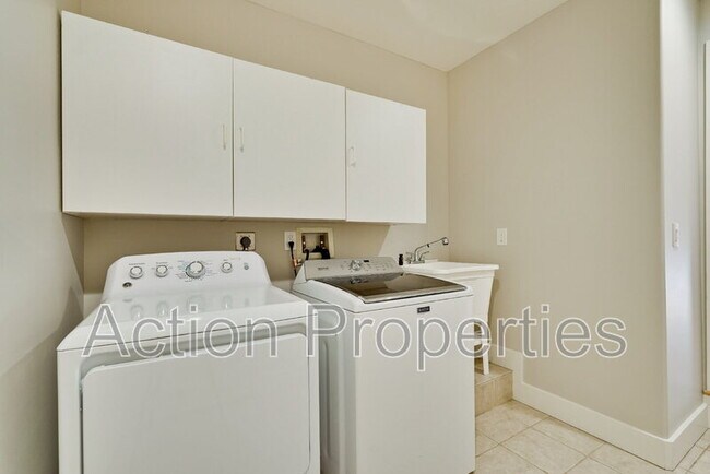 Building Photo - 261 Langton Ave