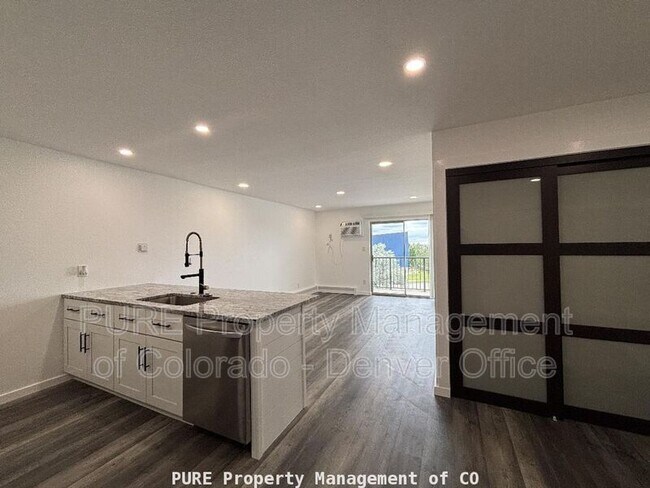 Building Photo - 1150 Golden Cir