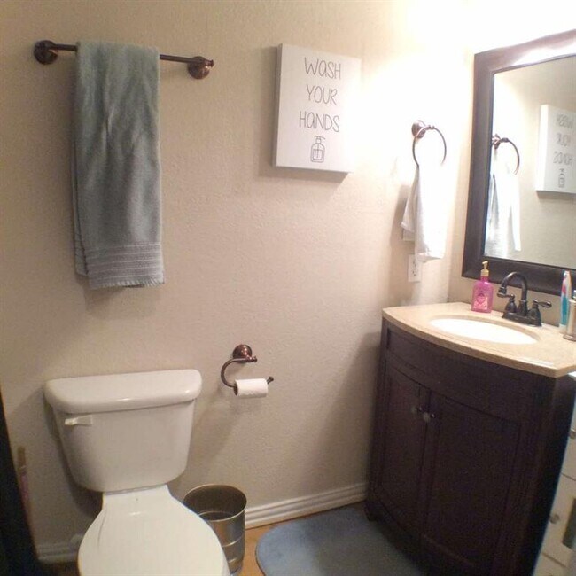 Building Photo - 503 Cozby St N