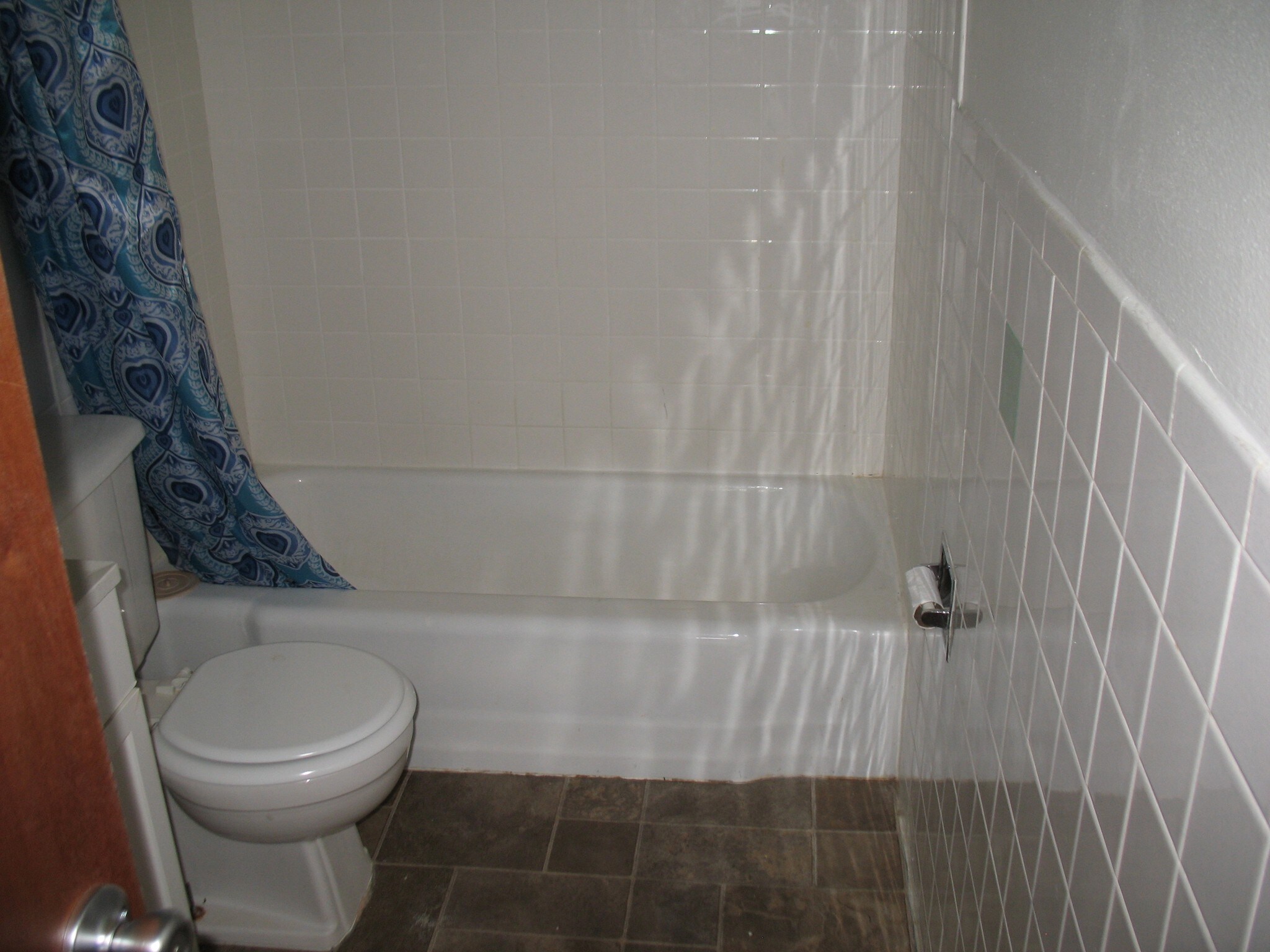 Bruce Drive Modern bath bath - Bruce Court