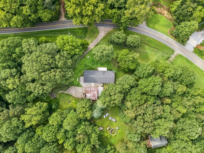 Building Photo - 3063 Sweet Home Rd