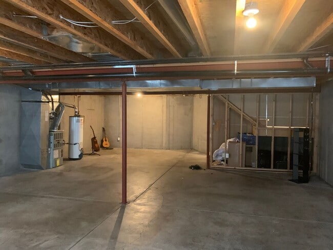 Building Photo - Beautiful 2 Bedroom + Loft  End Unit Townhome in Loveland!