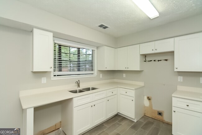 Building Photo - 8070 Linda Ct