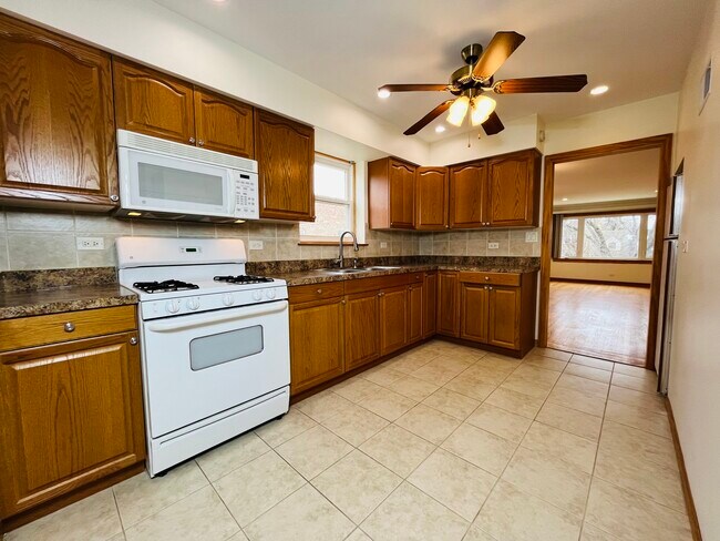 Building Photo - 5504 W Sunnyside Ave