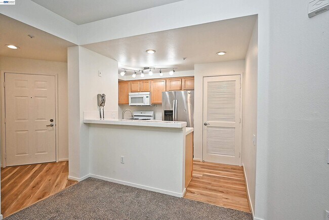 Building Photo - 280 Caldecott Ln