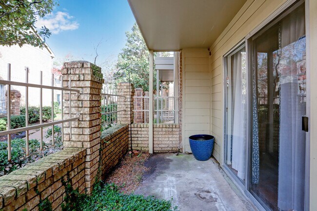 Building Photo - 1515 Sandy Springs Rd