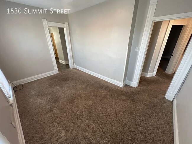 Building Photo - 1530 Summit St