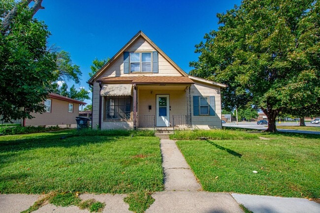 Building Photo - Spacious and CLEAN 2 Bedroom / 1 Bath Home...