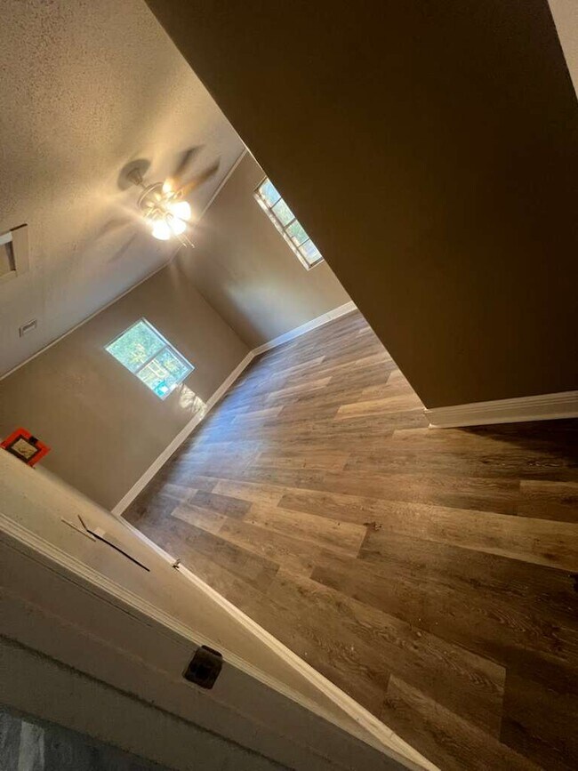 Building Photo - 10405 Riverbend Cir