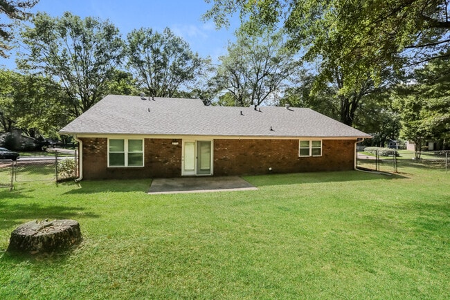 Building Photo - 406 Trailwood Dr