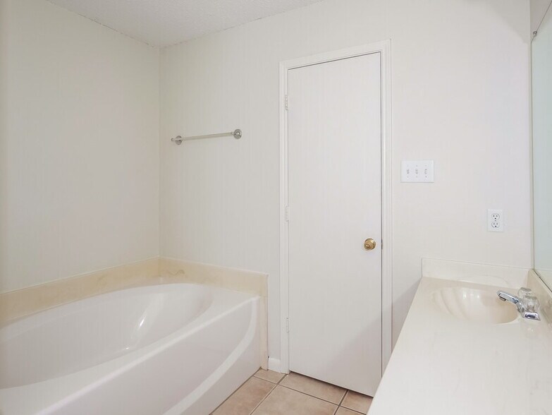 Building Photo - 925 Comiskey Ct