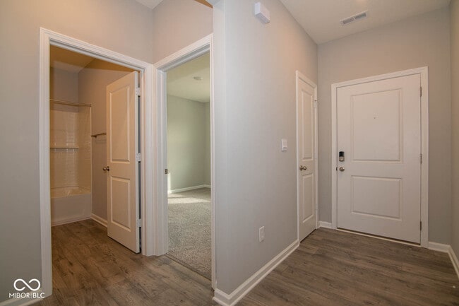 Building Photo - 876 Downey Ln