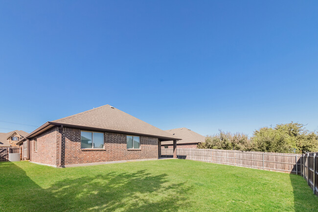 Building Photo - Bright Brick Home in Aubrey, TX