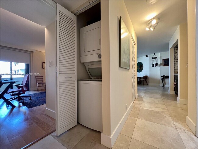Building Photo - 170 Ocean Ln Dr