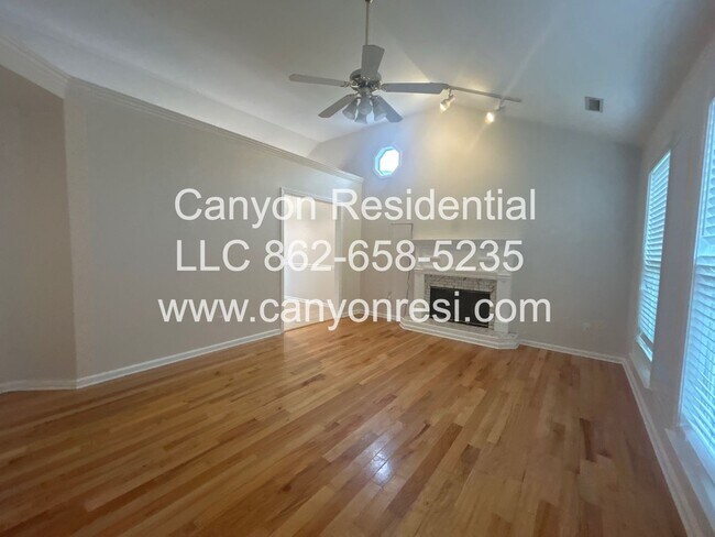 Building Photo - Beautiful 3 BR/3Bath in well sought after neighborhood !