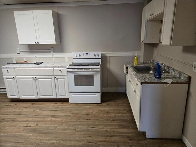 Building Photo - 300 William St