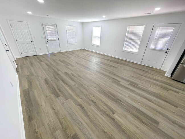 Building Photo - Beautiful 3BR Home Near Mozley Park!