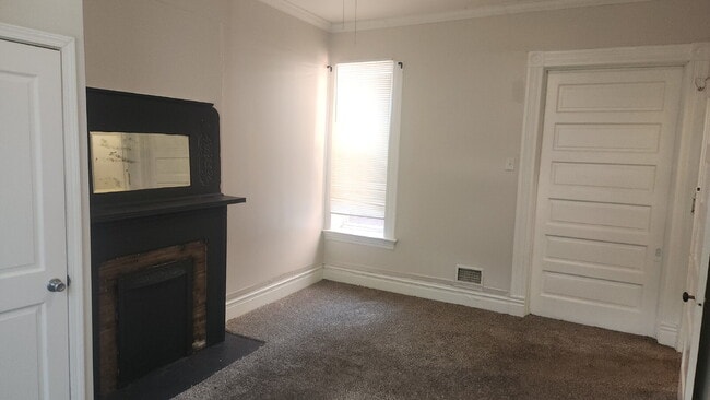 Building Photo - "Cozy 2-Bedroom Duplex in the Heart of St....