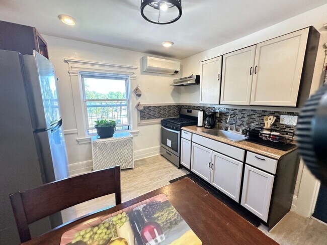 Building Photo - New Rochelle Fully Furnished Beauty