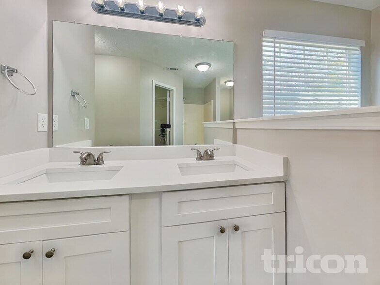 Building Photo - 1270 St Francis Ct