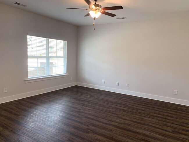 Building Photo - One level home with fenced backyard.