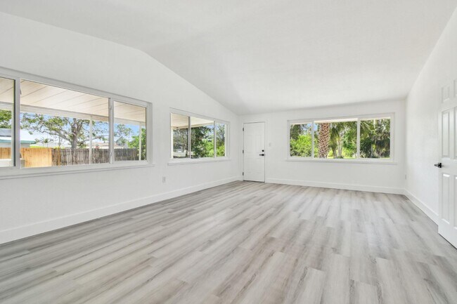 Building Photo - 695 Sunset Dr