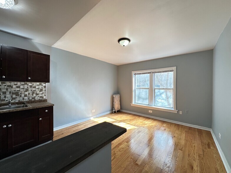 Building Photo - 5662 N Ridge Ave