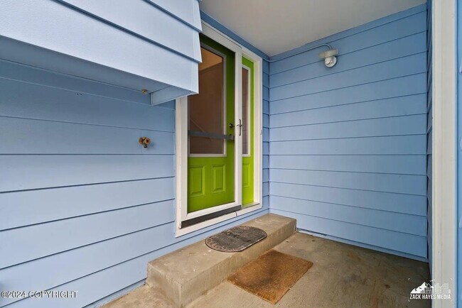 Building Photo - Newly Updated 4 Bedroom UMED Home!