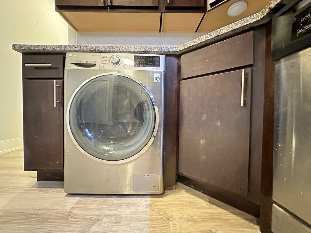 Building Photo - 712 W Brompton Ave