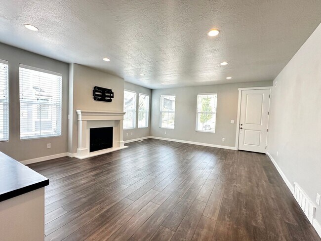 Building Photo - Amazing Home Available in the Heart of Highland UT!